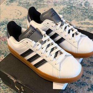 BNWT- Grand Court 2.0 Adidas sneakers, all-white w silver and black stripes 🤍🩶🖤